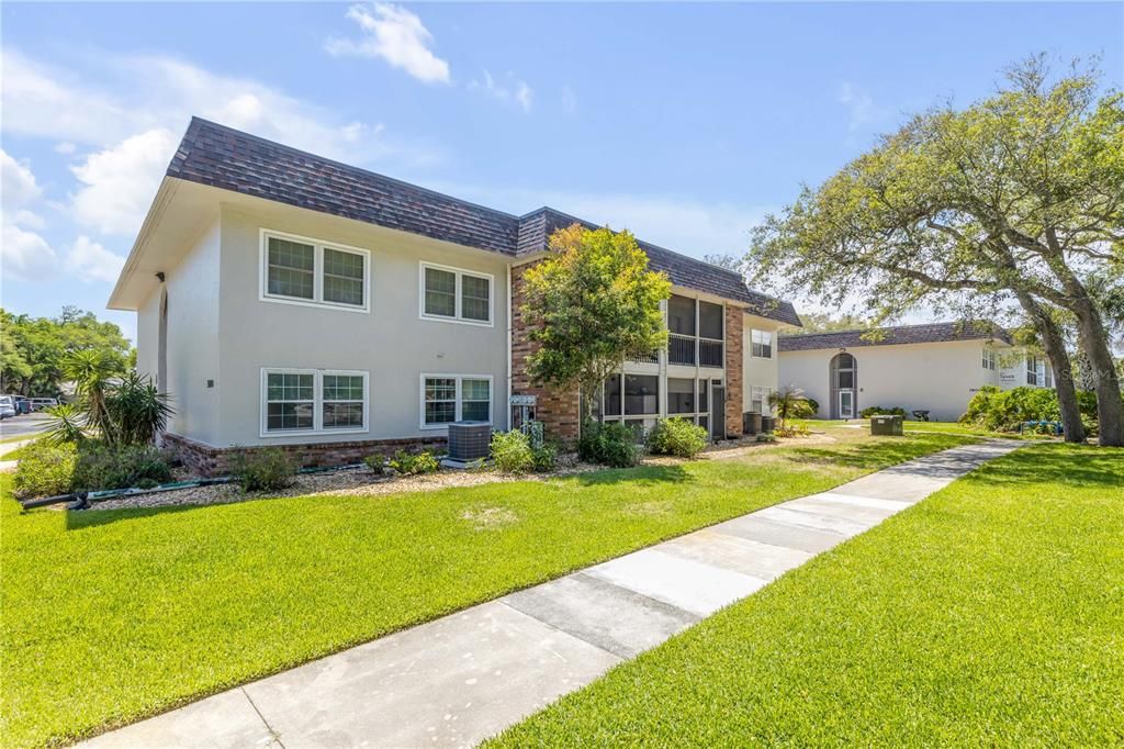 For Sale: $289,000 (2 beds, 1 baths, 838 Square Feet)