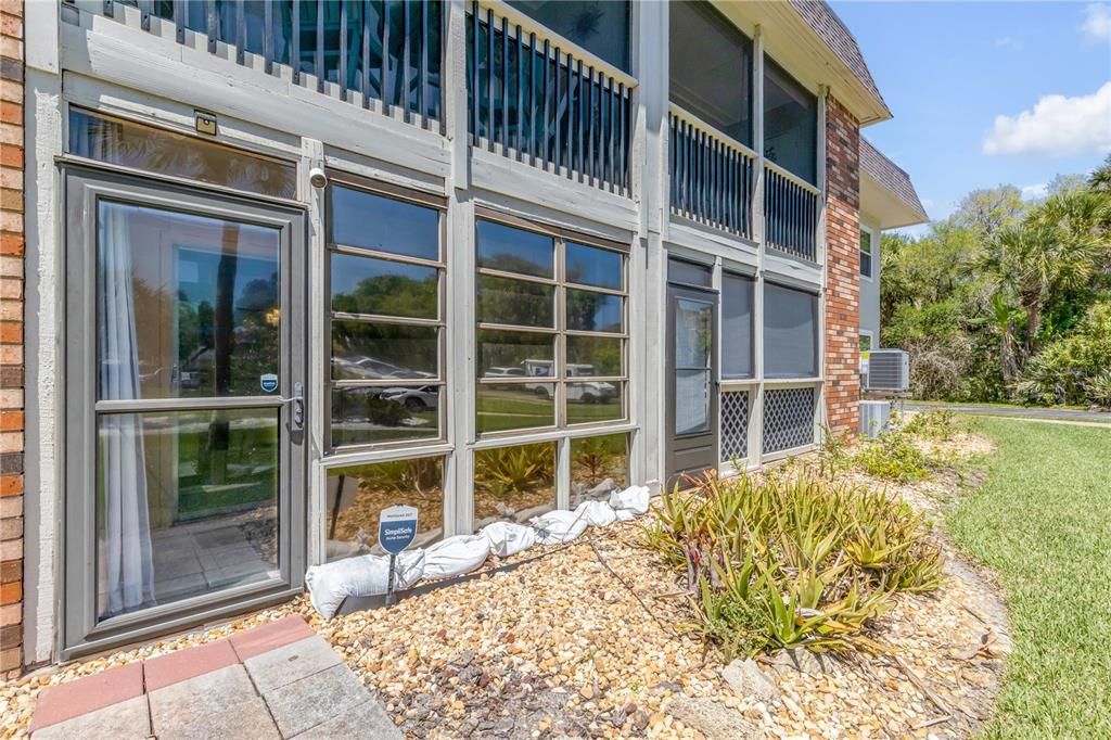 For Sale: $289,000 (2 beds, 1 baths, 838 Square Feet)