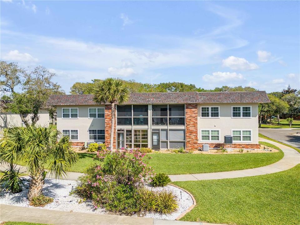 For Sale: $289,000 (2 beds, 1 baths, 838 Square Feet)