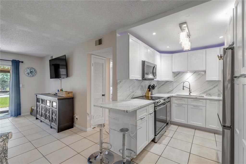 For Sale: $289,000 (2 beds, 1 baths, 838 Square Feet)