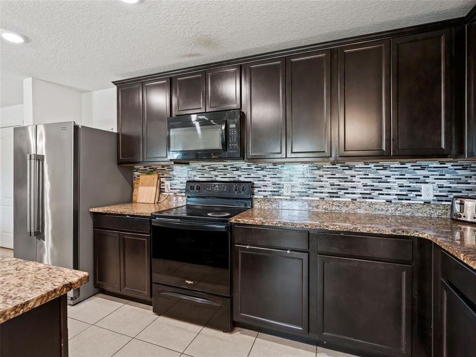 Activo con contrato: $289,000 (4 camas, 2 baños, 1825 Pies cuadrados)