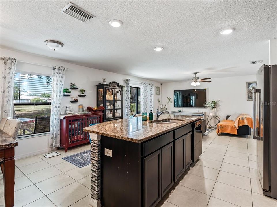 Activo con contrato: $289,000 (4 camas, 2 baños, 1825 Pies cuadrados)