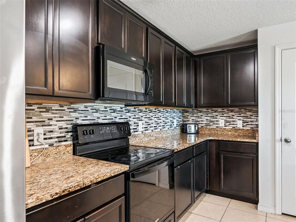 Activo con contrato: $289,000 (4 camas, 2 baños, 1825 Pies cuadrados)