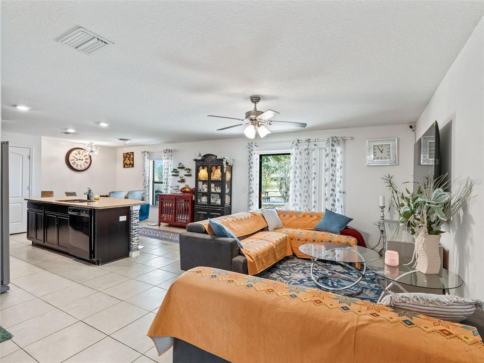 Activo con contrato: $289,000 (4 camas, 2 baños, 1825 Pies cuadrados)
