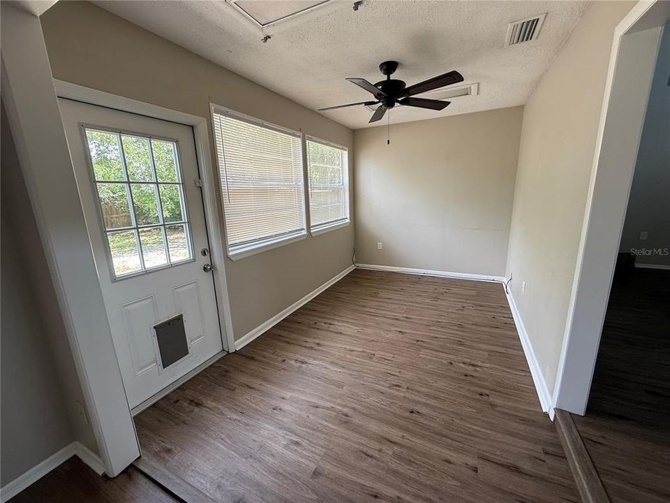 Activo con contrato: $318,000 (3 camas, 2 baños, 1684 Pies cuadrados)