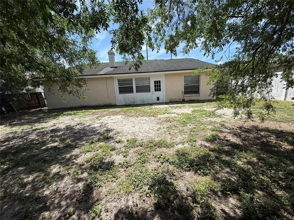 Activo con contrato: $318,000 (3 camas, 2 baños, 1684 Pies cuadrados)