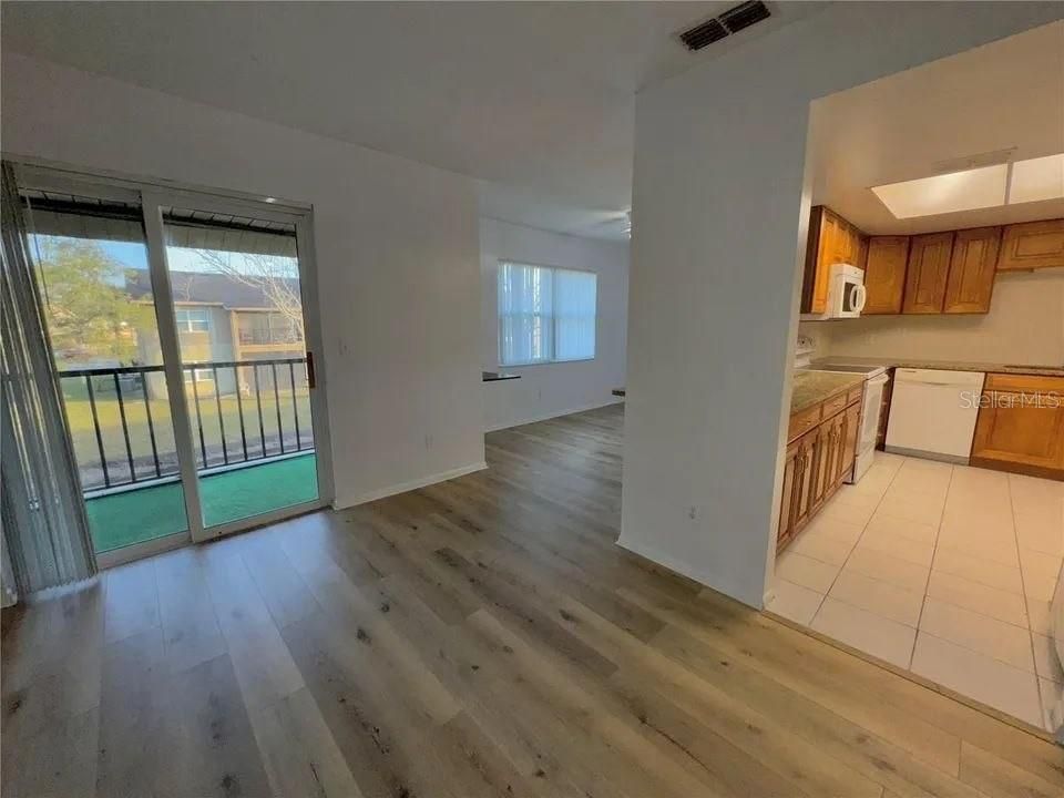 На продажу: $174,900 (2 спален, 2 ванн, 905 Квадратных фут)