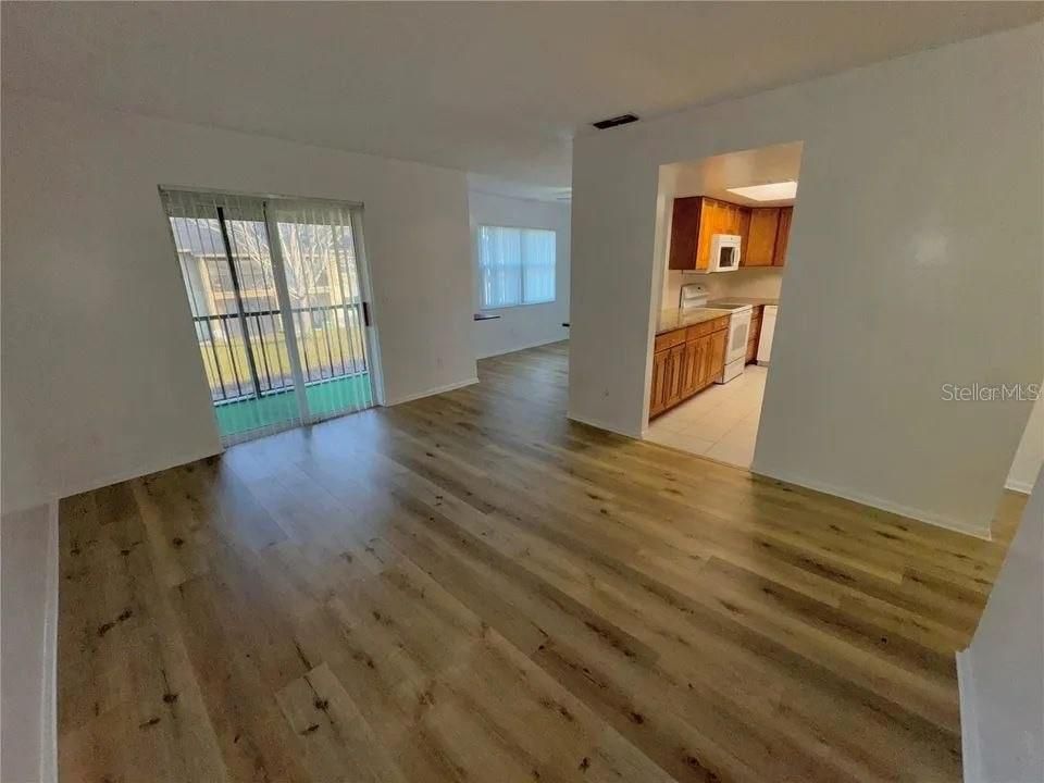 На продажу: $174,900 (2 спален, 2 ванн, 905 Квадратных фут)