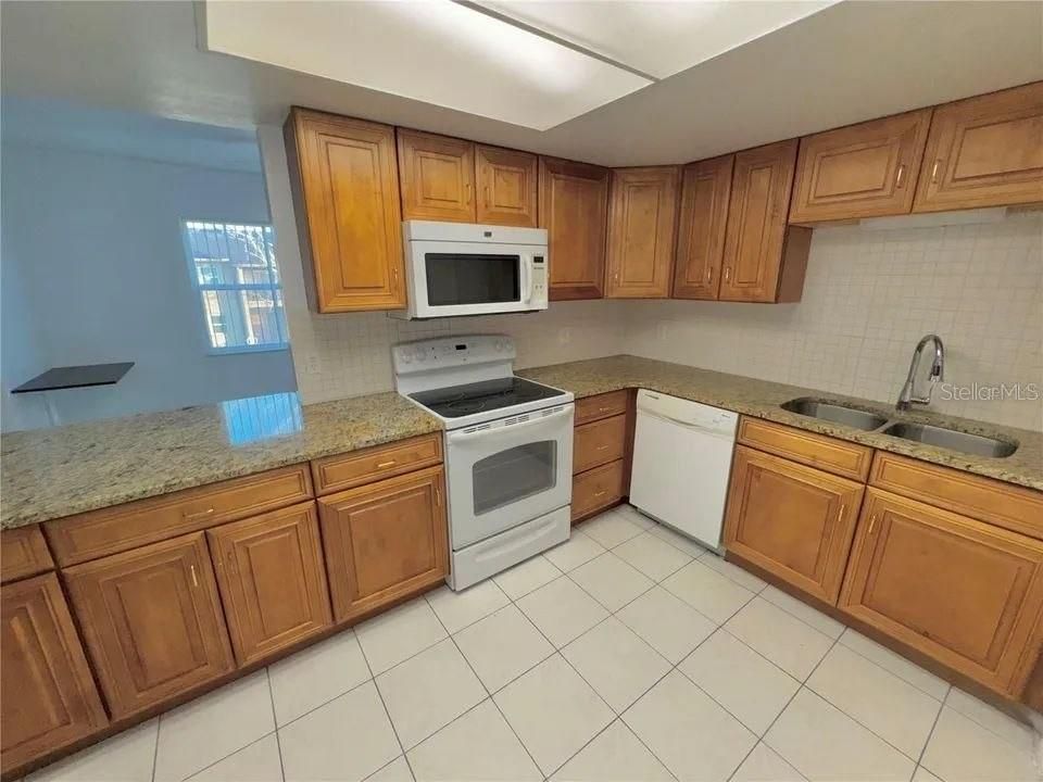 На продажу: $174,900 (2 спален, 2 ванн, 905 Квадратных фут)
