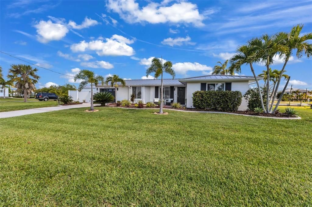 For Sale: $585,000 (2 beds, 2 baths, 1766 Square Feet)