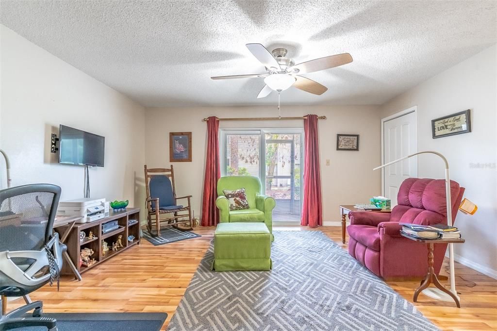 For Sale: $148,000 (2 beds, 1 baths, 1020 Square Feet)