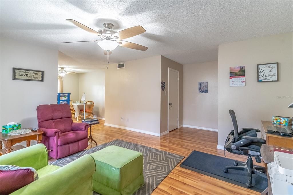 For Sale: $148,000 (2 beds, 1 baths, 1020 Square Feet)