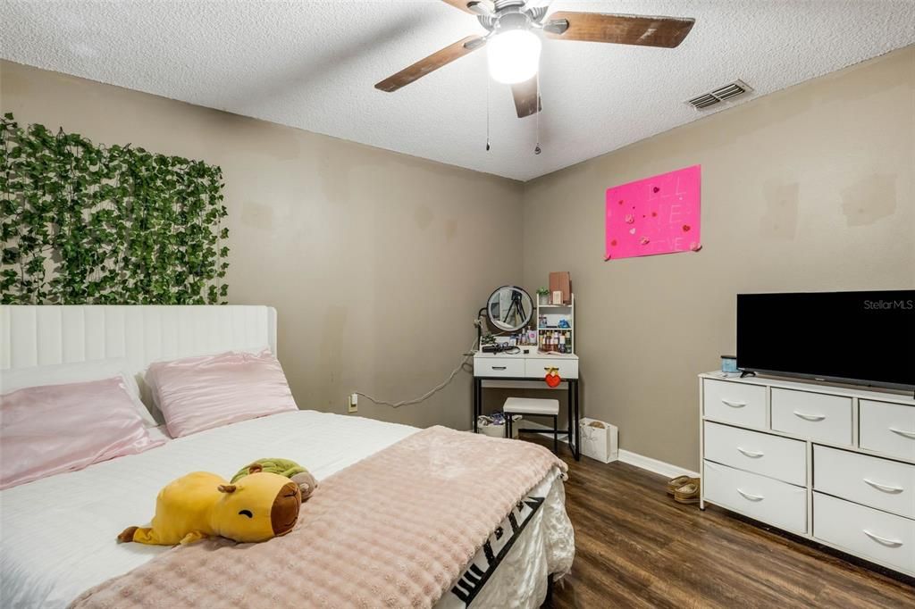 Activo con contrato: $230,000 (3 camas, 2 baños, 1223 Pies cuadrados)