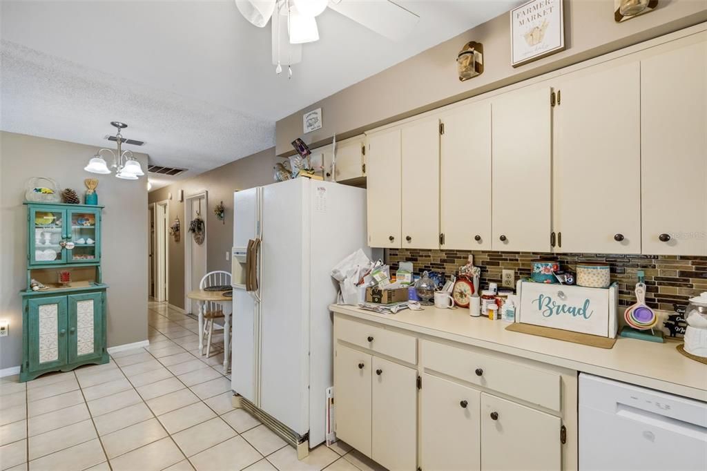 Activo con contrato: $230,000 (3 camas, 2 baños, 1223 Pies cuadrados)