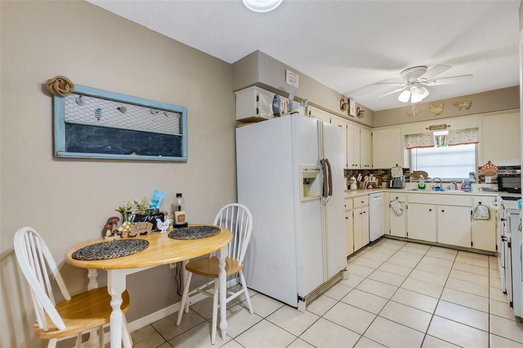 Activo con contrato: $230,000 (3 camas, 2 baños, 1223 Pies cuadrados)