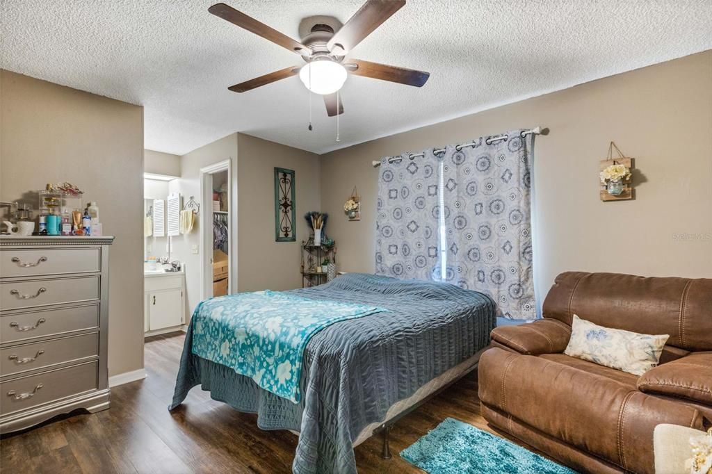 Activo con contrato: $230,000 (3 camas, 2 baños, 1223 Pies cuadrados)