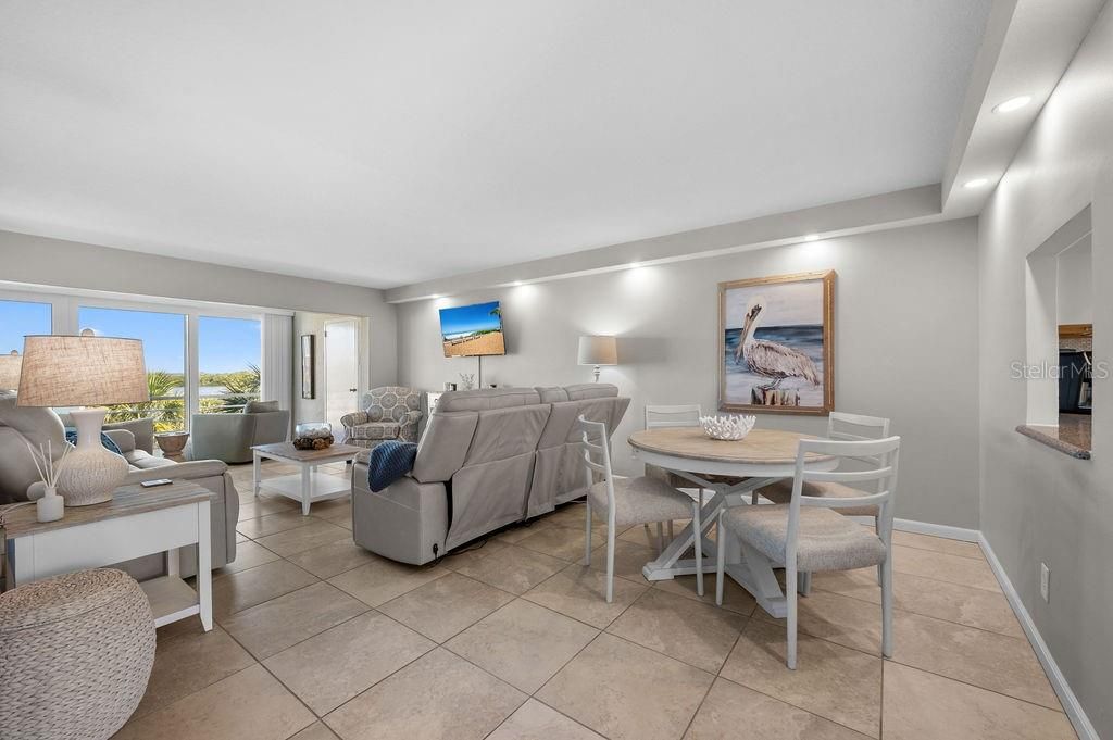 For Sale: $475,000 (2 beds, 2 baths, 1132 Square Feet)