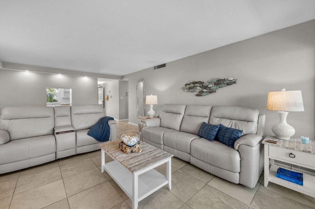 For Sale: $475,000 (2 beds, 2 baths, 1132 Square Feet)