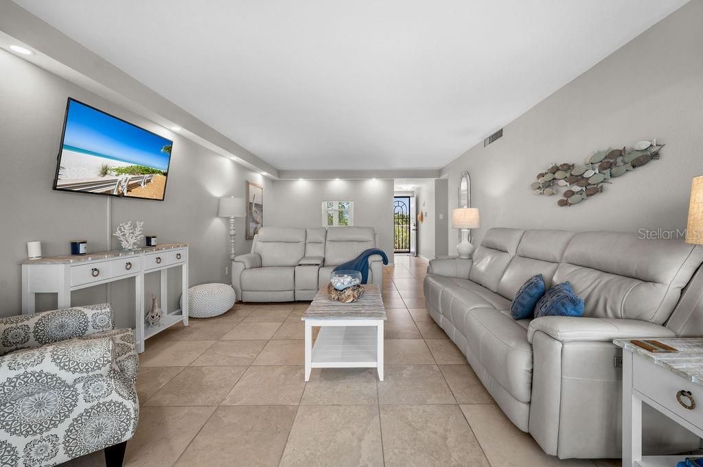 For Sale: $475,000 (2 beds, 2 baths, 1132 Square Feet)