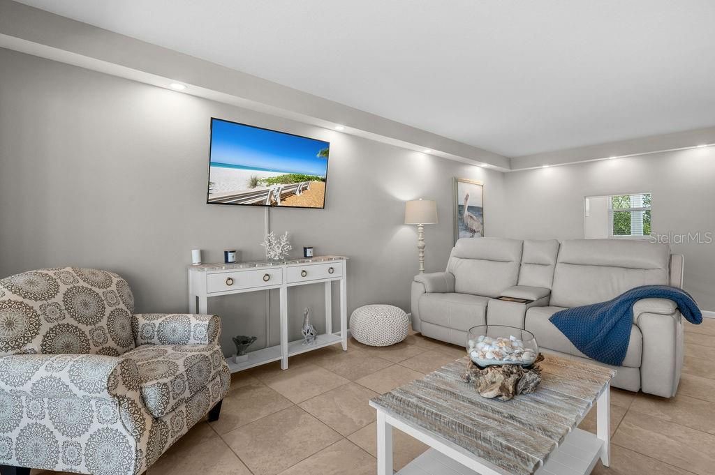 For Sale: $475,000 (2 beds, 2 baths, 1132 Square Feet)