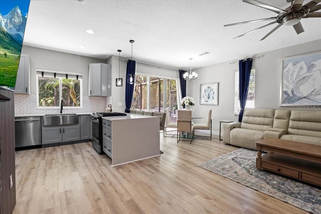 Под контрактом: $599,999 (4 спален, 2 ванн, 2453 Квадратных фут)