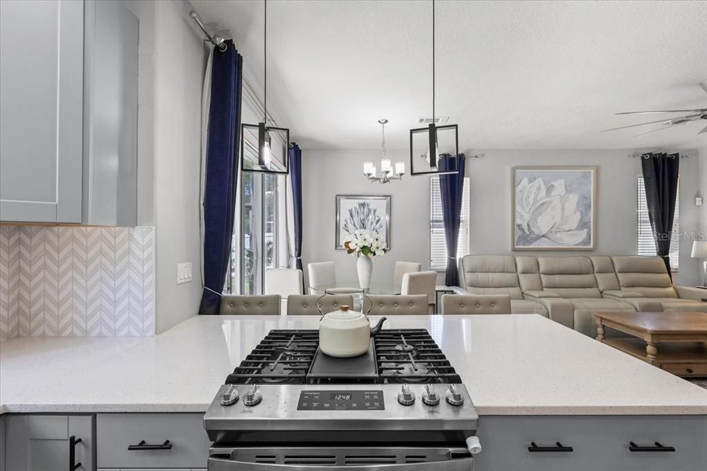 Под контрактом: $599,999 (4 спален, 2 ванн, 2453 Квадратных фут)