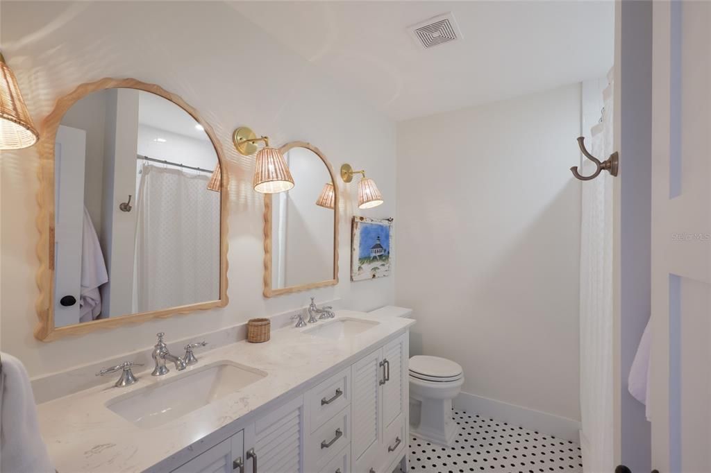 For Sale: $2,100,000 (2 beds, 2 baths, 1276 Square Feet)