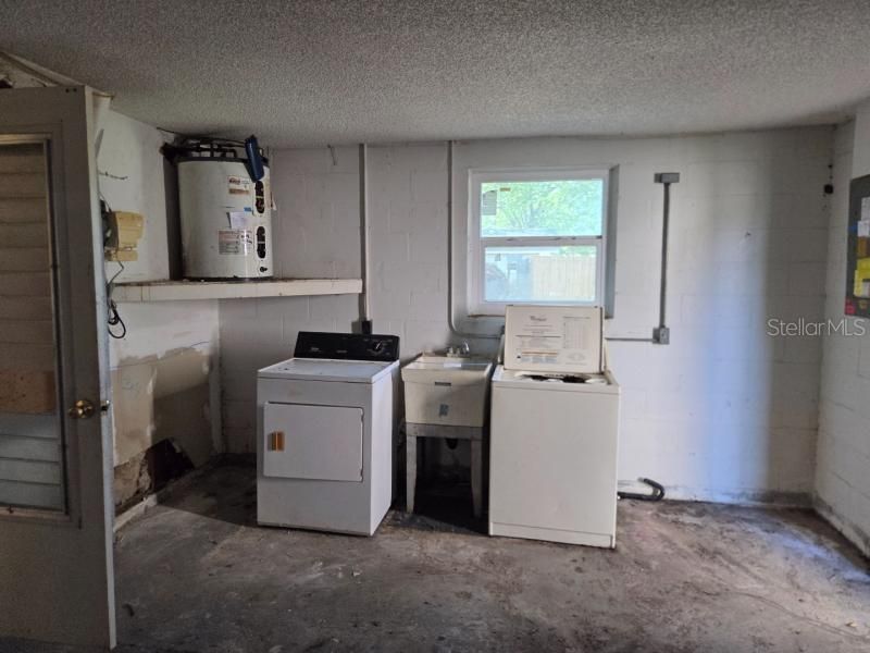 Active With Contract: $161,000 (3 beds, 2 baths, 1368 Square Feet)