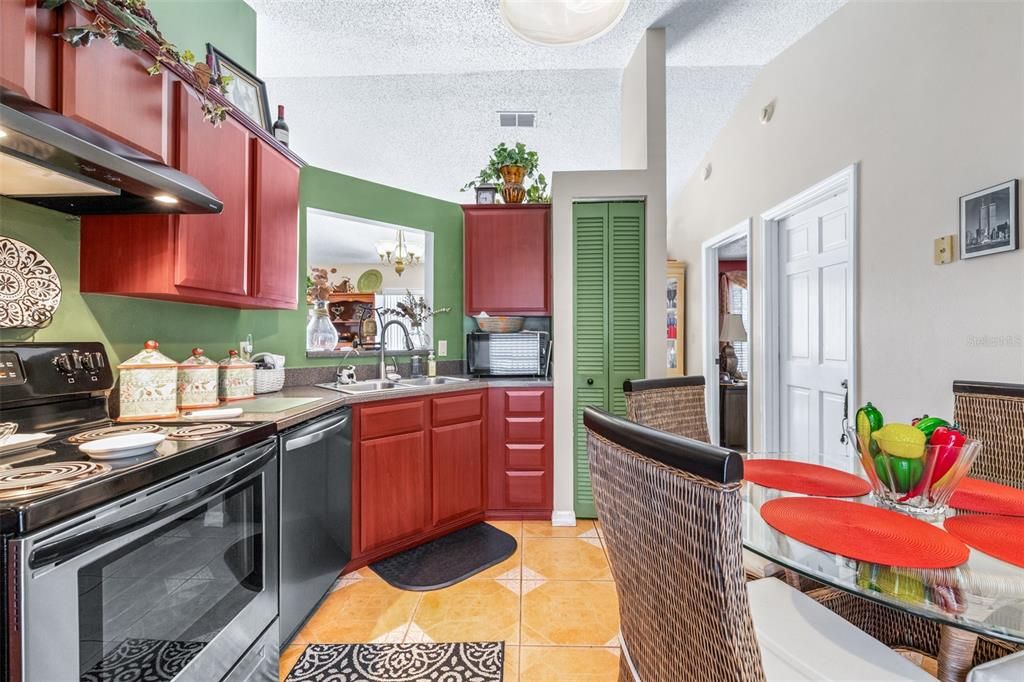 Под контрактом: $269,999 (3 спален, 2 ванн, 1186 Квадратных фут)