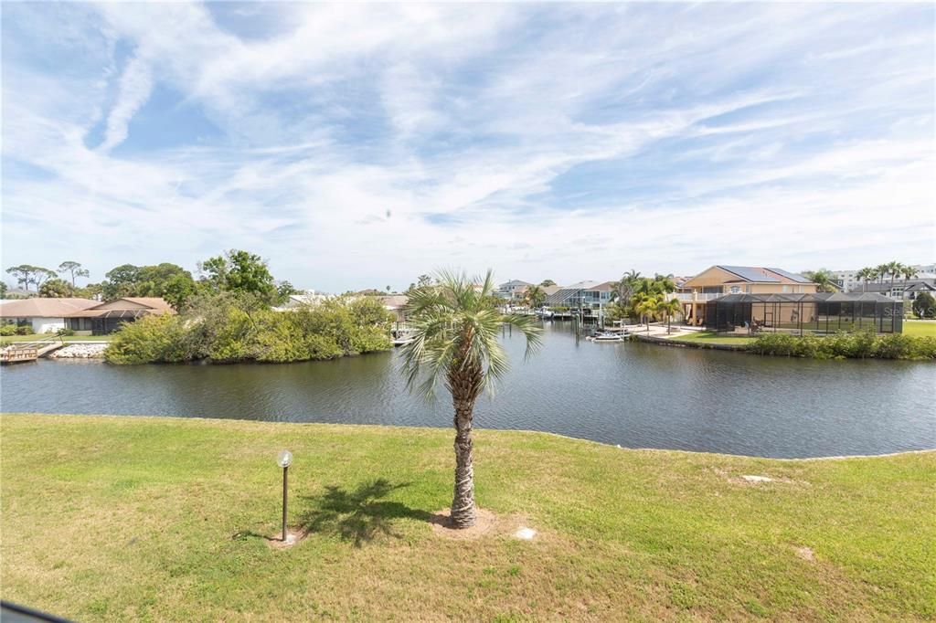 For Sale: $65,000 (1 beds, 1 baths, 732 Square Feet)