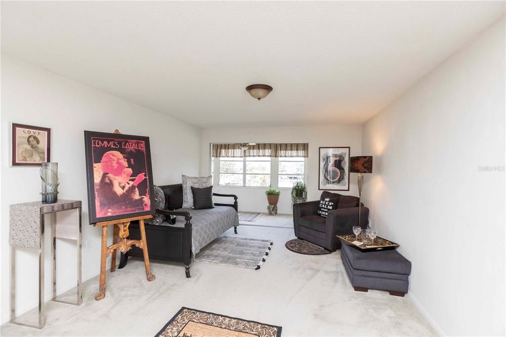 For Sale: $65,000 (1 beds, 1 baths, 732 Square Feet)