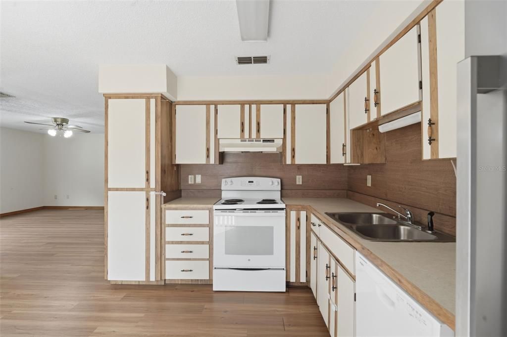 На продажу: $149,900 (2 спален, 2 ванн, 1270 Квадратных фут)