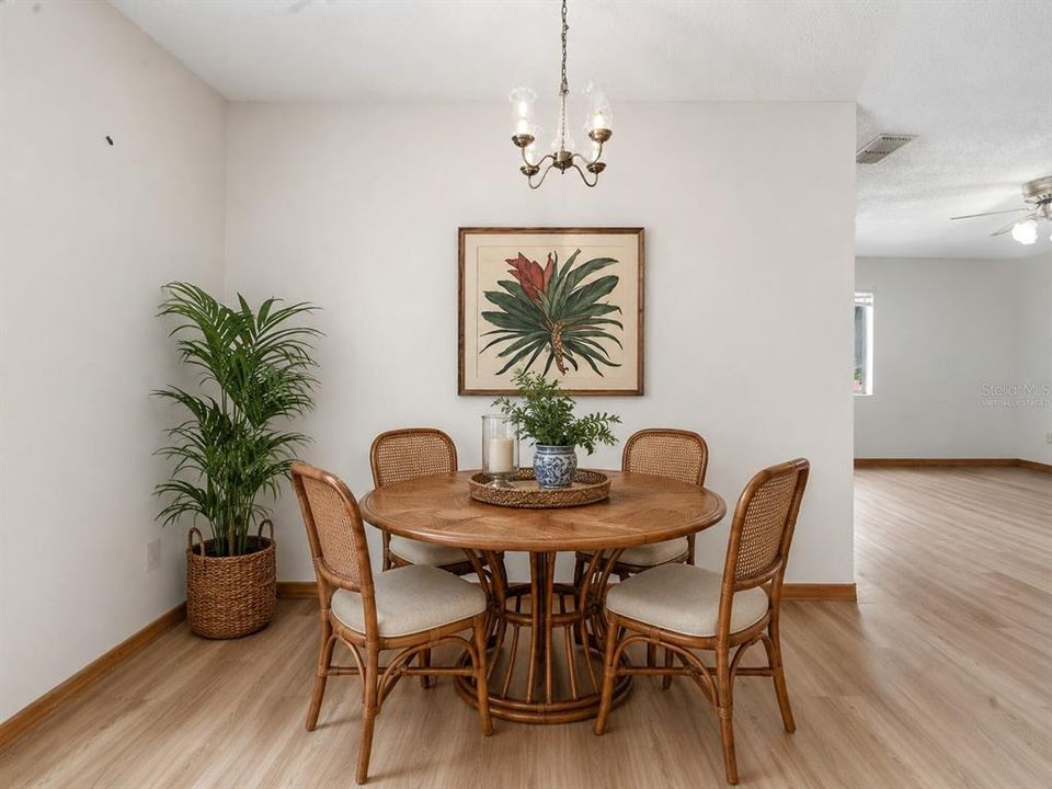 На продажу: $149,900 (2 спален, 2 ванн, 1270 Квадратных фут)