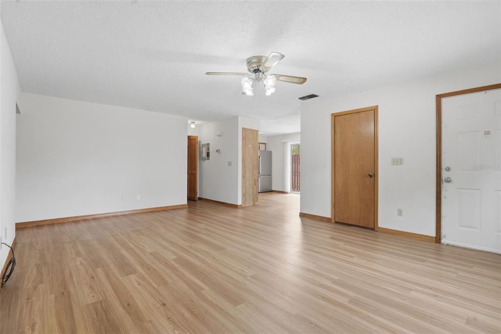 На продажу: $149,900 (2 спален, 2 ванн, 1270 Квадратных фут)
