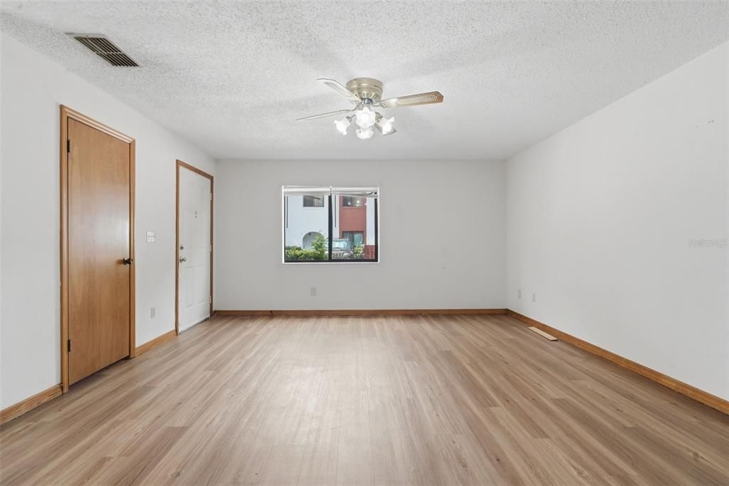 На продажу: $149,900 (2 спален, 2 ванн, 1270 Квадратных фут)