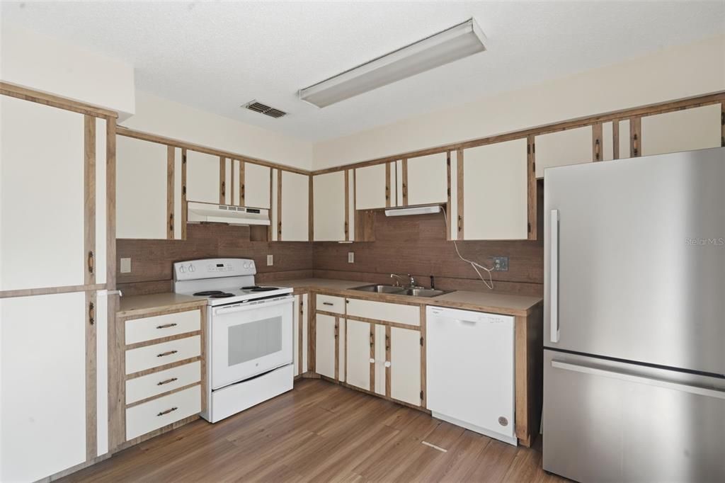 На продажу: $149,900 (2 спален, 2 ванн, 1270 Квадратных фут)