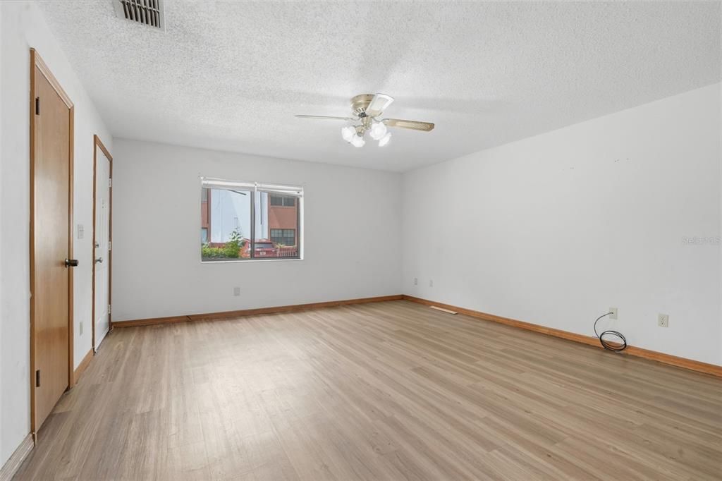 На продажу: $149,900 (2 спален, 2 ванн, 1270 Квадратных фут)