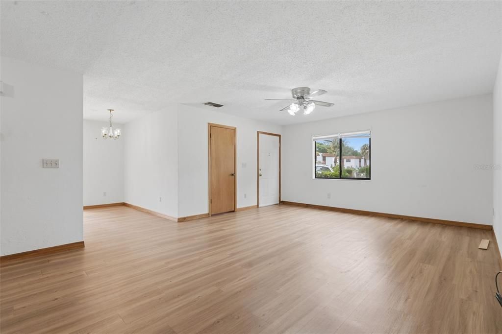 На продажу: $149,900 (2 спален, 2 ванн, 1270 Квадратных фут)