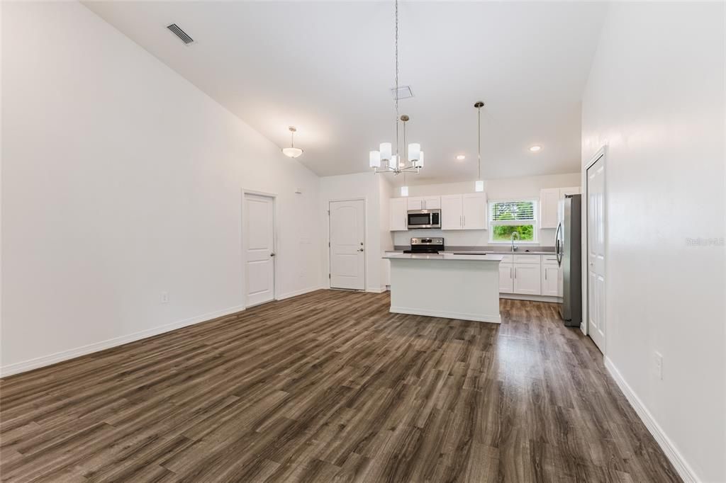 Под контрактом: $289,999 (3 спален, 2 ванн, 1504 Квадратных фут)