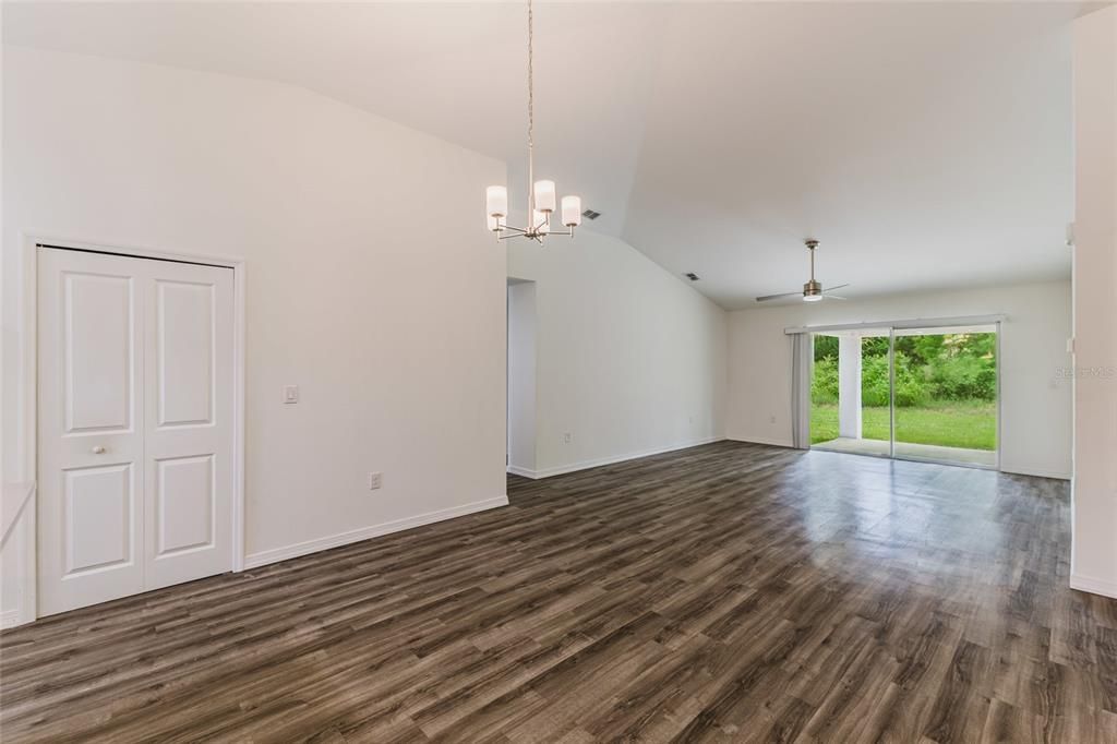 Под контрактом: $289,999 (3 спален, 2 ванн, 1504 Квадратных фут)