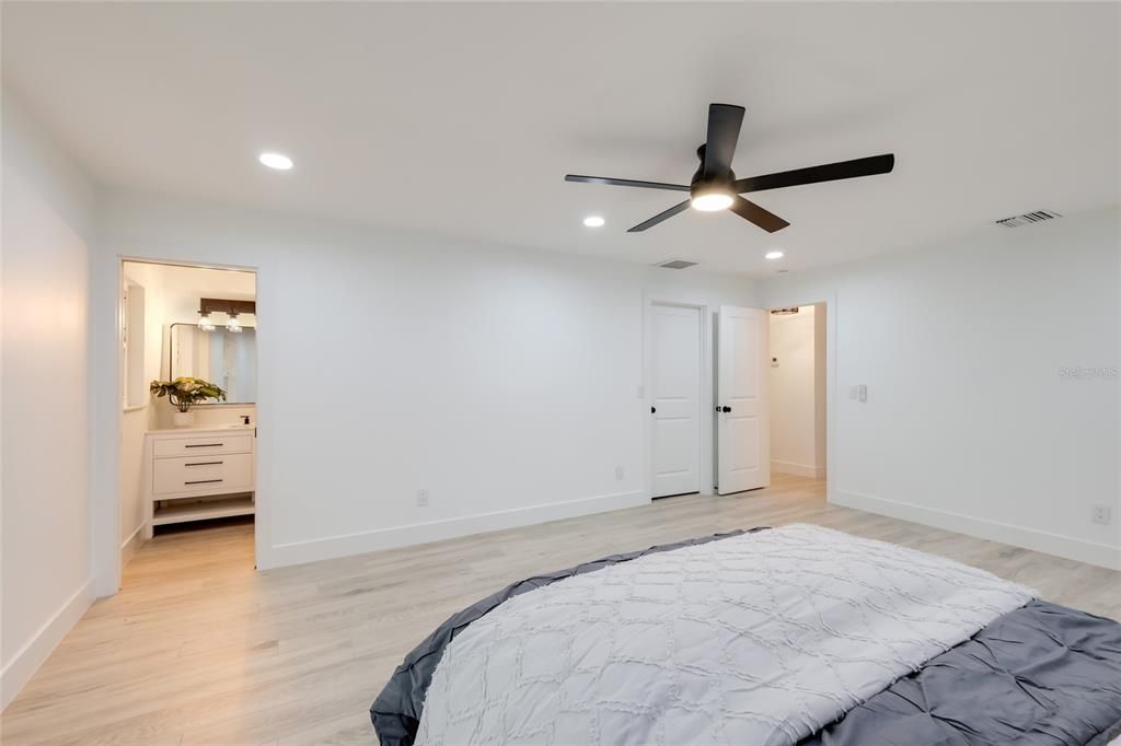 Active With Contract: $537,400 (4 beds, 2 baths, 1870 Square Feet)