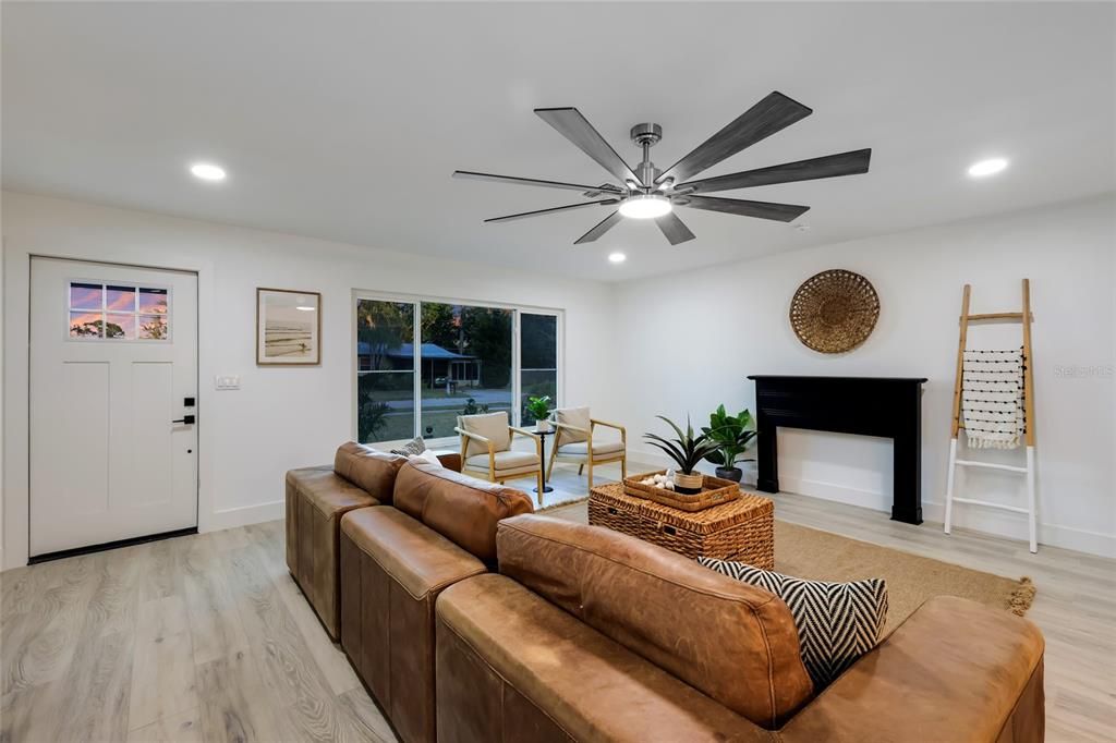 Active With Contract: $537,400 (4 beds, 2 baths, 1870 Square Feet)