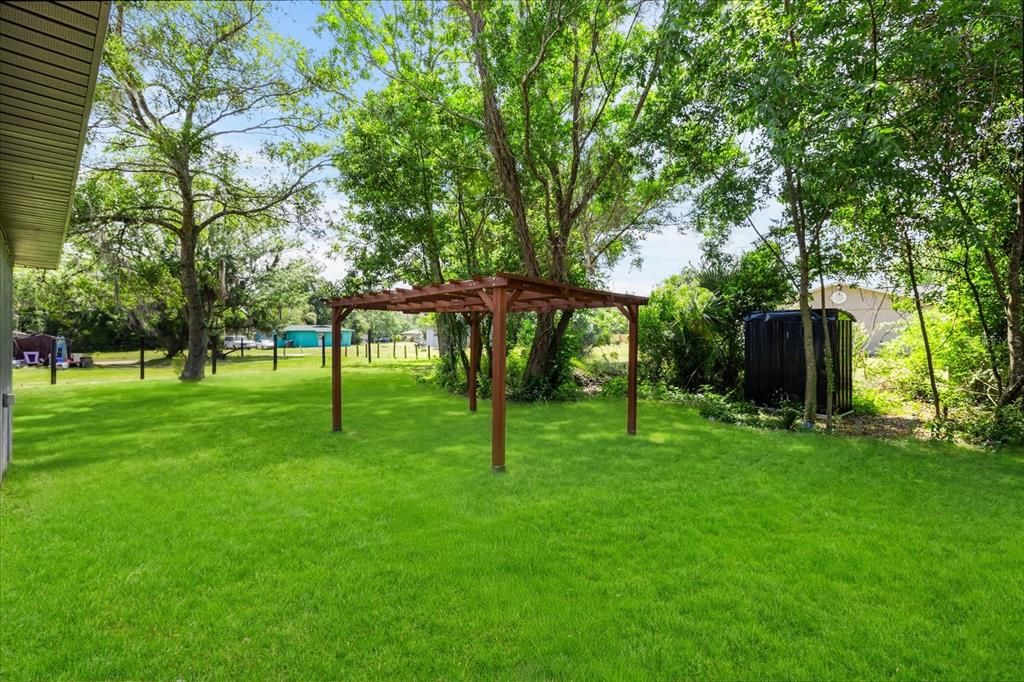 For Sale: $190,000 (2 beds, 1 baths, 864 Square Feet)