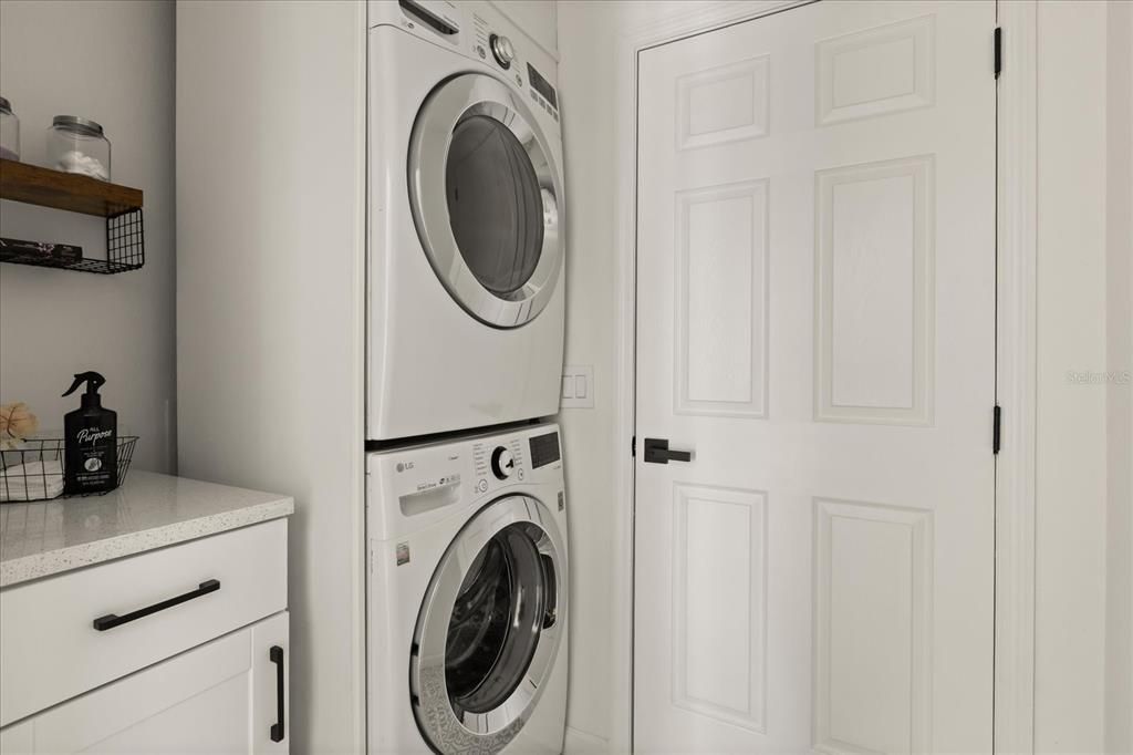 For Sale: $190,000 (2 beds, 1 baths, 864 Square Feet)