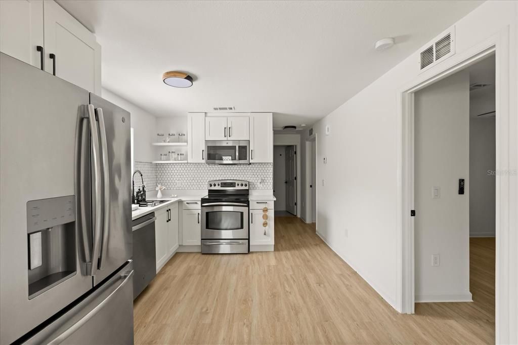 For Sale: $190,000 (2 beds, 1 baths, 864 Square Feet)