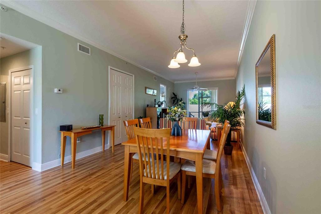 For Sale: $279,000 (2 beds, 2 baths, 1128 Square Feet)