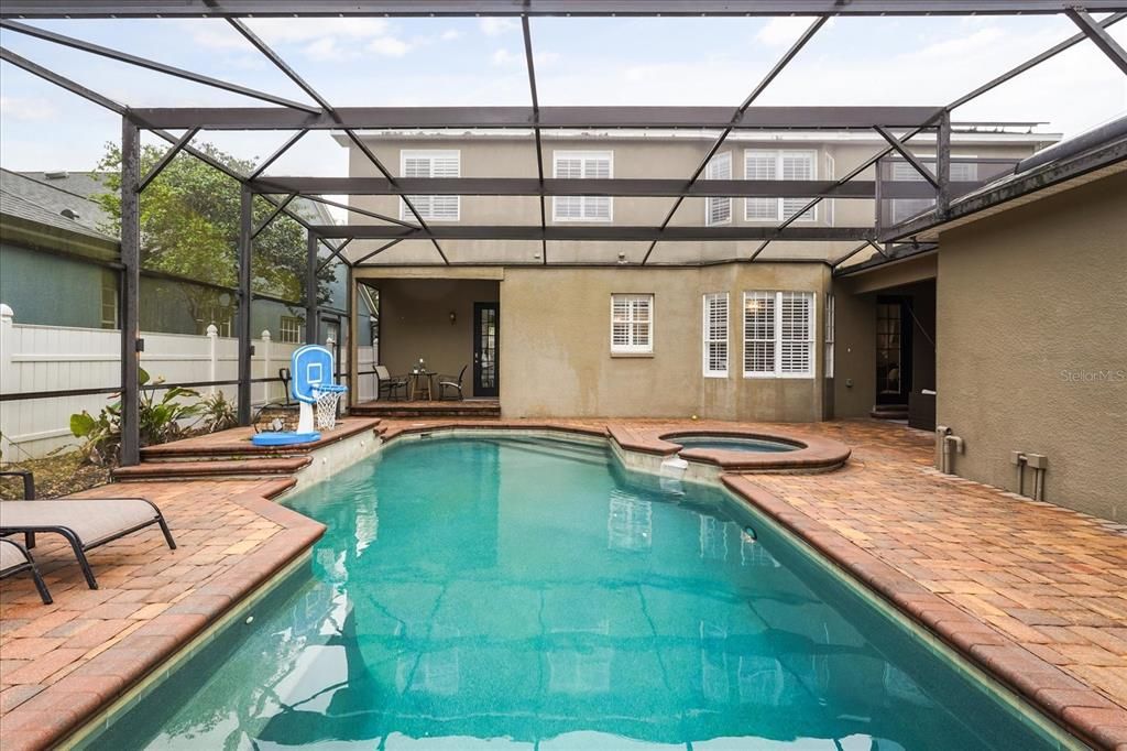Activo con contrato: $667,000 (4 camas, 3 baños, 3222 Pies cuadrados)