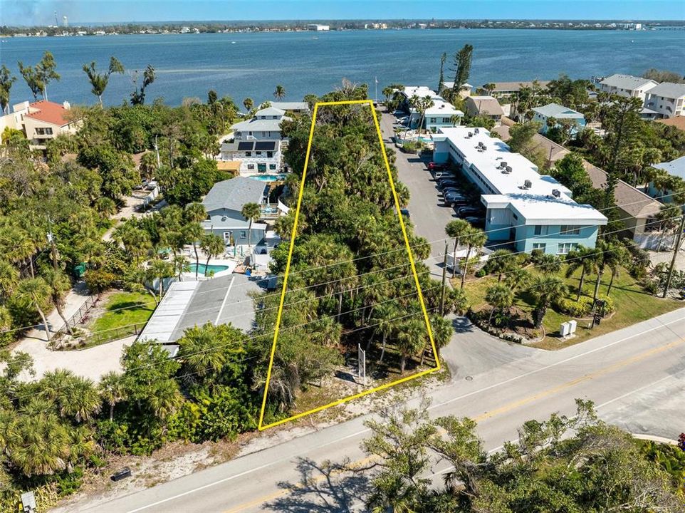 Activo con contrato: $799,000 (0.74 acres)