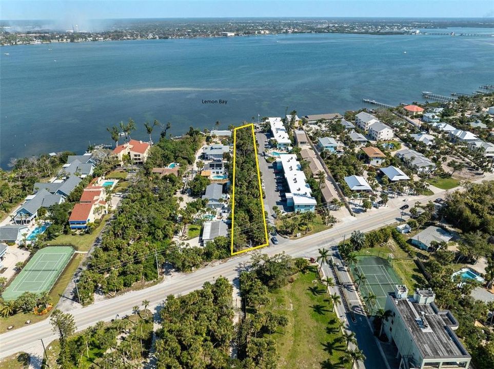 Activo con contrato: $799,000 (0.74 acres)