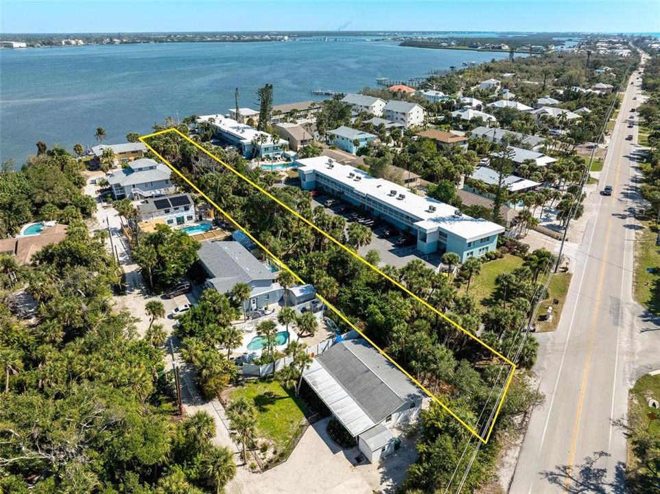 Activo con contrato: $799,000 (0.74 acres)